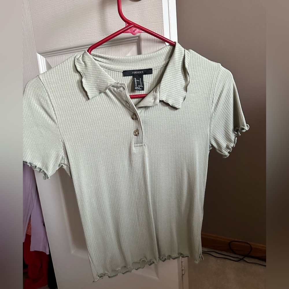 Selling a short sleeve fitted light sage green top from Forever 21.